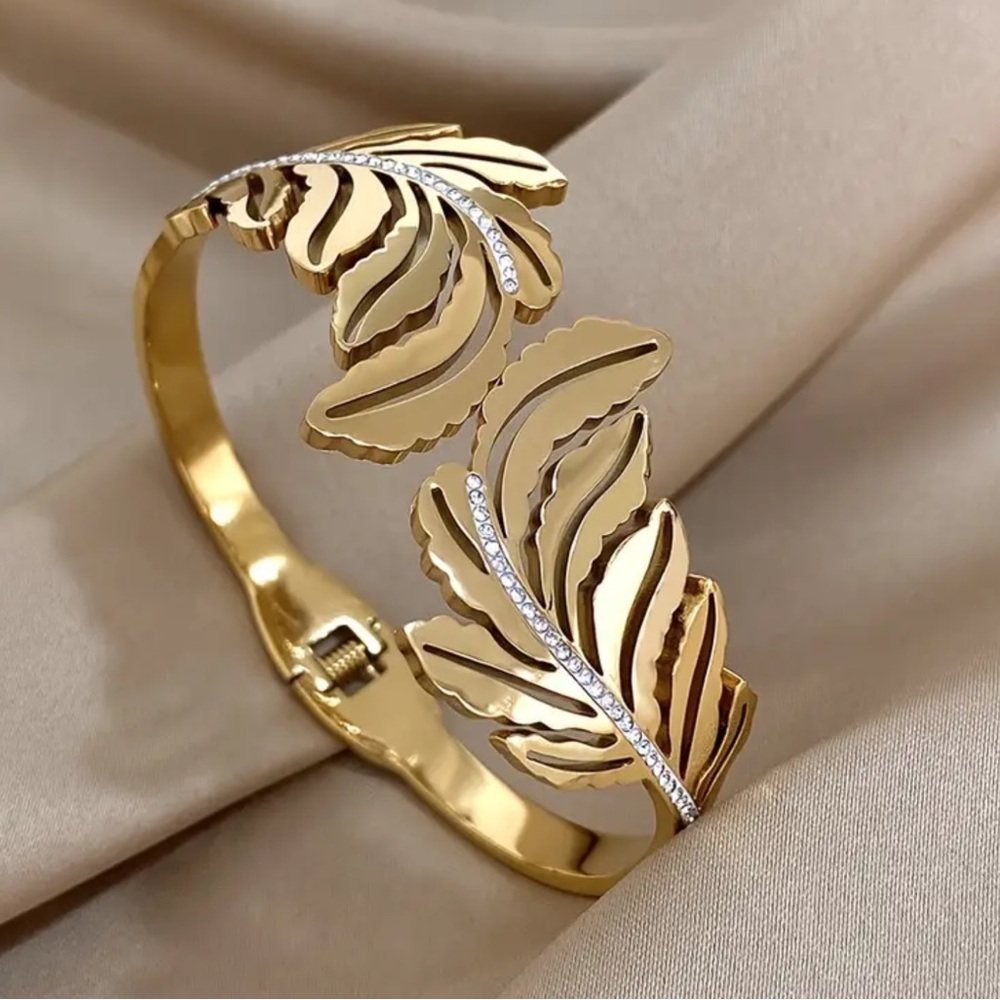🌻 Elegant Gold Leaf Bracelet with CZ Accents – Stainless Steel Jewelry”